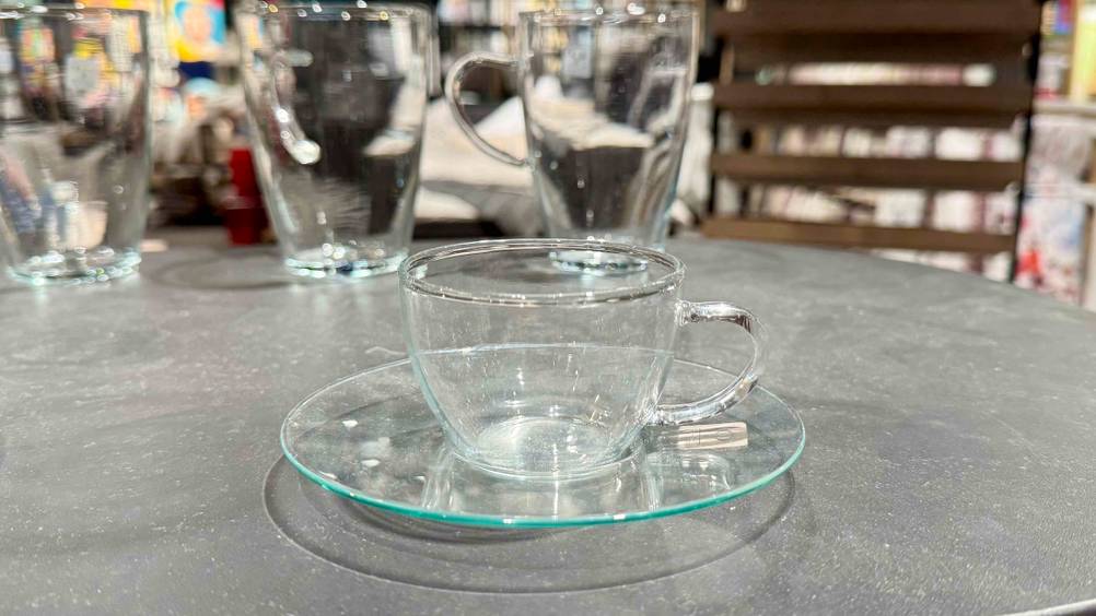 Espresso-Tassen-Test: Eine Tasse von der Seite auf einer grauen Fläche.