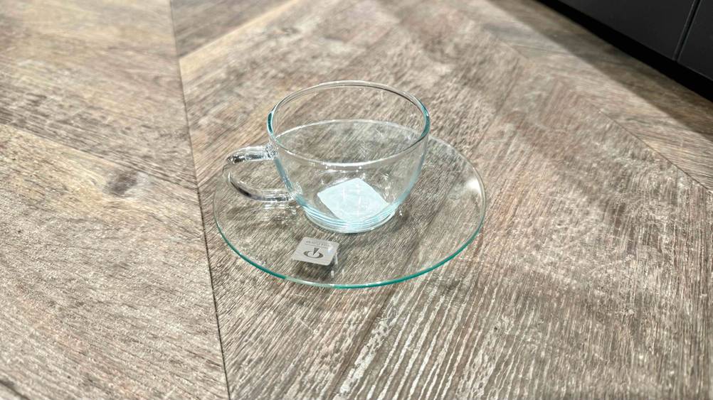 Espresso-Tassen getestet: Eine Tasse auf dem Holzboden.