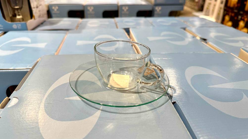 Espresso-Tassen getestet: Eine Tasse mit Unterteller steht auf blauen Kartons.
