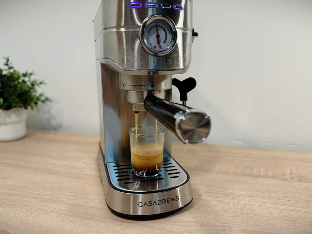 Ein Espresso wird aus der Casabrews-Espressomaschine bezogen.