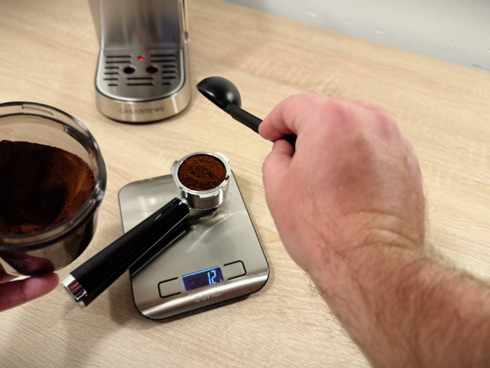 In einem Siebträger wird Espressopulver für die Zubereitung in der Casabrews-Espressomaschine abgewogen.