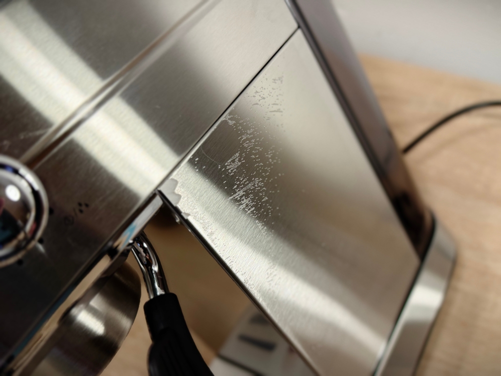 Klebereste an der Seite der Espressomaschine von Casabrews.