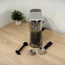 Der Lieferumfang der Casabrews-Espressomaschine steht auf einem Tisch.