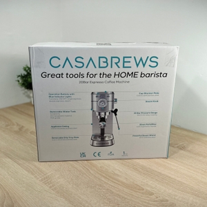 Die Verpackung der Casabrews-Espressomaschine steht auf einem Tisch.