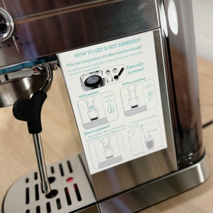 Seitlich an der Casabrews-Espressomaschine sind Zubereitungshinweise aufgeklebt.