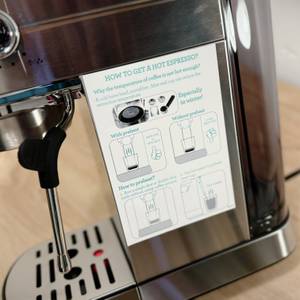 Seitlich an der Casabrews-Espressomaschine sind Zubereitungshinweise aufgeklebt.