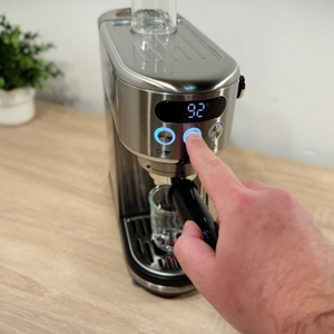 An der Espressomaschine von Neretva wird ein Single-Shot-Espresso ausgewählt.