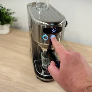 An der Espressomaschine von Neretva wird ein Single-Shot-Espresso ausgewählt.