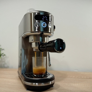 Ein Espresso wird aus der Neretva-Espressomaschine bezogen.