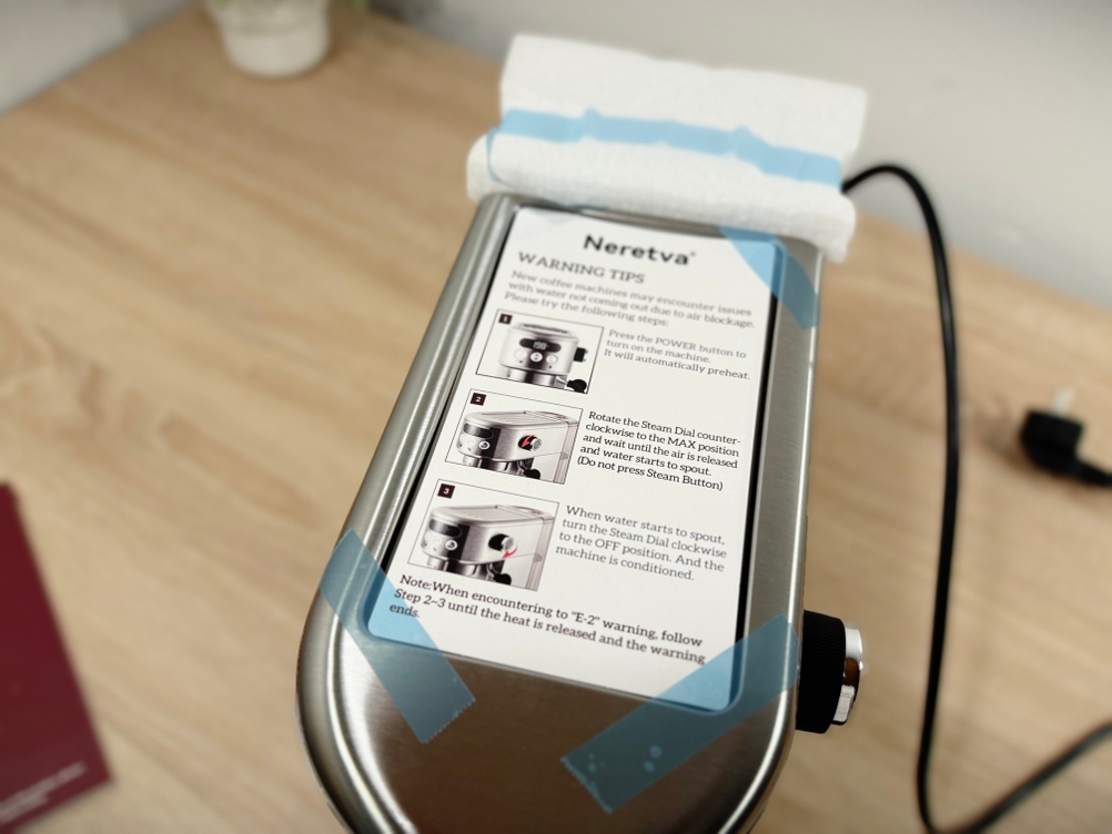 Ein Aufkleber mit Hinweisen ist auf der Neretva-Espressomaschine aufgeklebt.