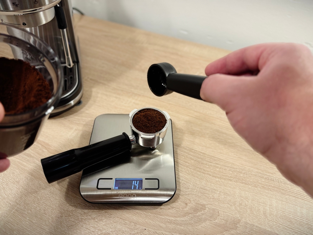 Der Siebträger der Neretva-Espressomaschine liegt auf einer Waage.