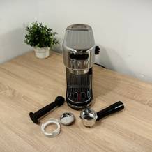 Der Lieferumfang der Neretva-Espressomaschine steht auf einem Tisch.