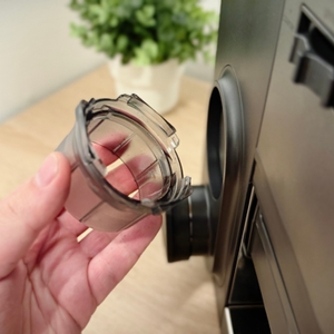 Die Dosierungs- und Tamperhilfe der Ninja-Espressomaschine wird aus der seitlichen Halterung genommen.