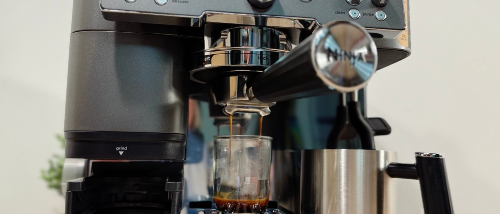 Aus der Ninja-Espressomaschine wird ein Espresso ausgelassen.