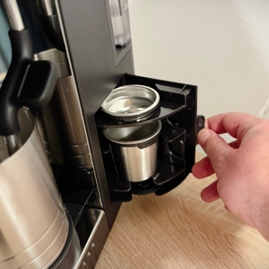 Die Siebe der Espressomaschine von Ninja werden in einem seitlichen Fach verstaut.
