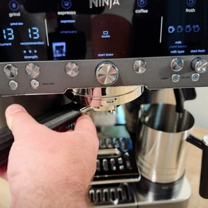 Der Siebträger der Ninja-Espressomaschine wird in die Maschine eingerastet.