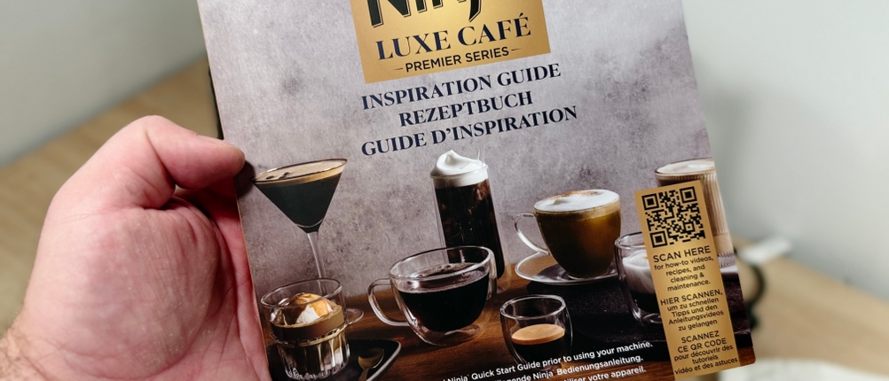 Nahaufnahme des im Lieferumfang der Ninja-Espressomaschine enthaltenem Rezeptbuch.