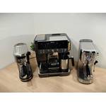 Drei getestete Espressomaschinen stehen auf einem Tisch nebeneinander.