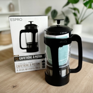 French Press im Test: Lieferumfang einer Espro P3 French Press steht auf einem Tisch.