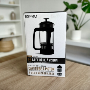 French Press im Test: Verpackung einer Espro P3 French Press steht auf einem Tisch.