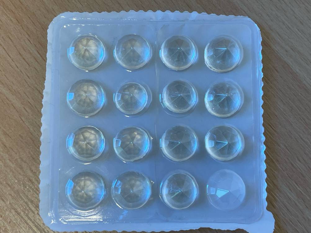 Der getestete essbare Glitzer in der transparenten Verpackung.