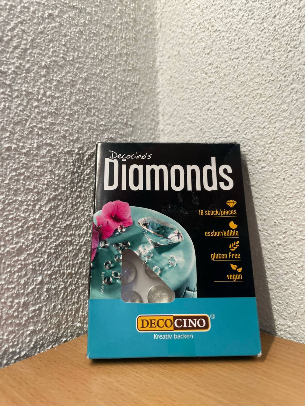 Essbarer Glitzer getestet: Die Originalverpackung von vorne vor einer hellen Wand.