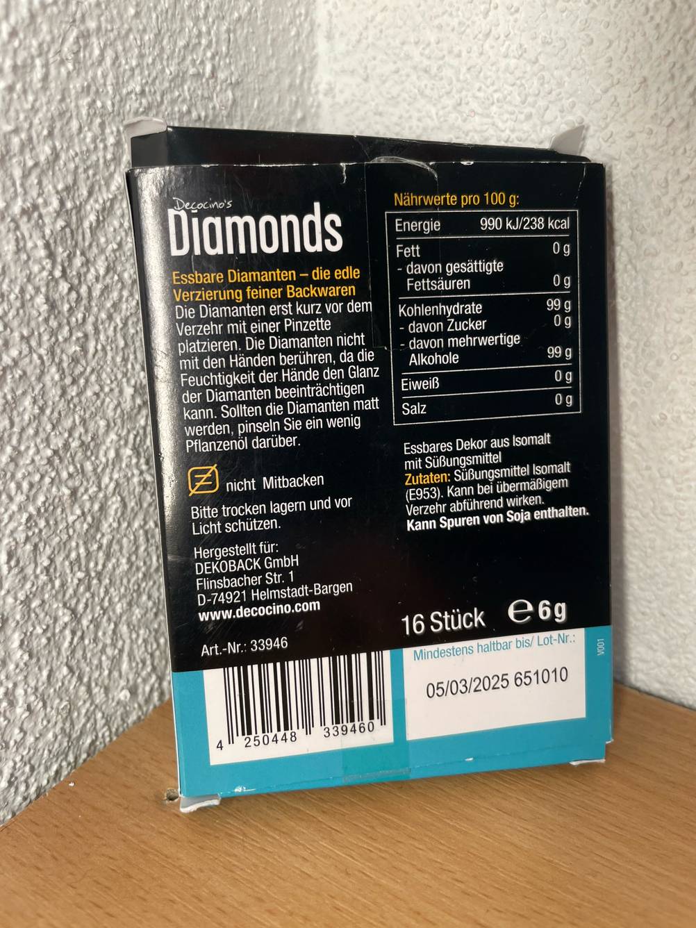 Die Verpackung des getesteten essbaren Glitzers vor einer hellen Wand.