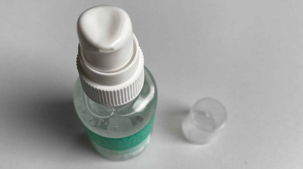 Hyaluron-Seren-Test: eine kleine Flasche inklusive Spender von oben betrachtet.