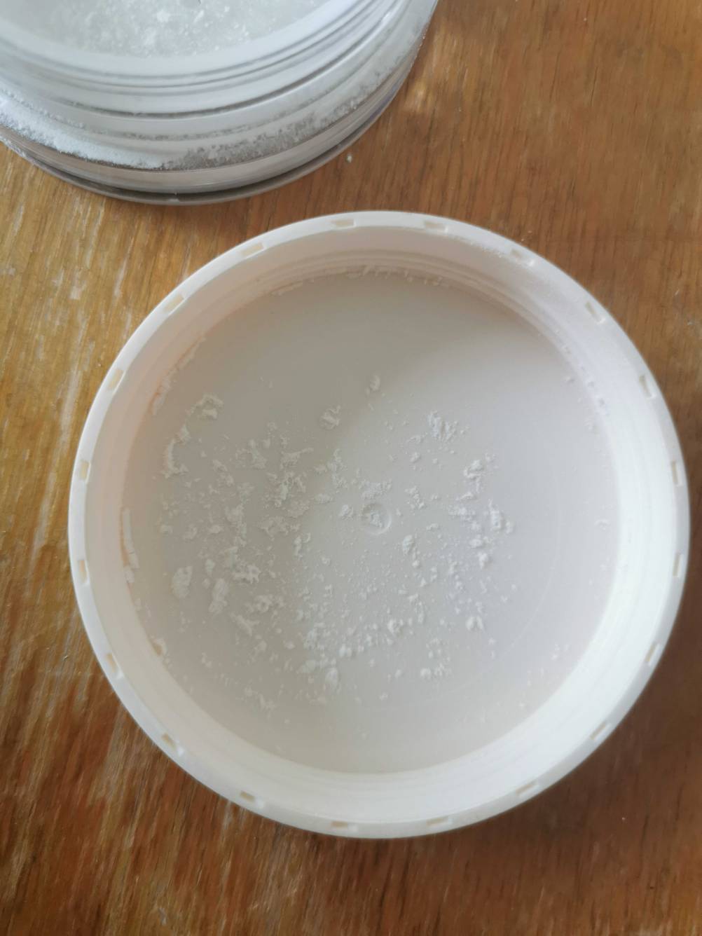 Im Test: Im umgedrehten Deckel ist loser Puder in Nahansicht.