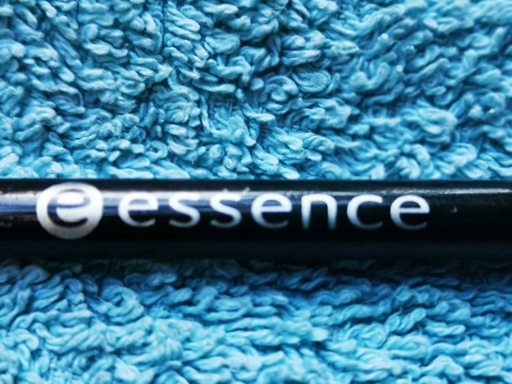 Ein getesteter Kajalstift von Essence befindet sich auf einem blauen Frotteestoff.