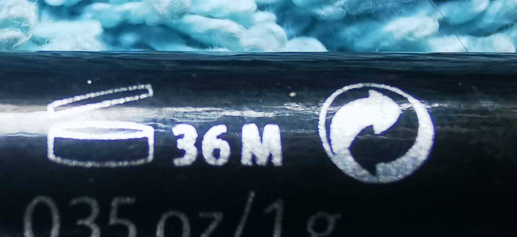 Kajalstift Test: Ein schwarzer Stift aus der Nähe betrachtet, mit Fokus auf seine Haltbarkeit.