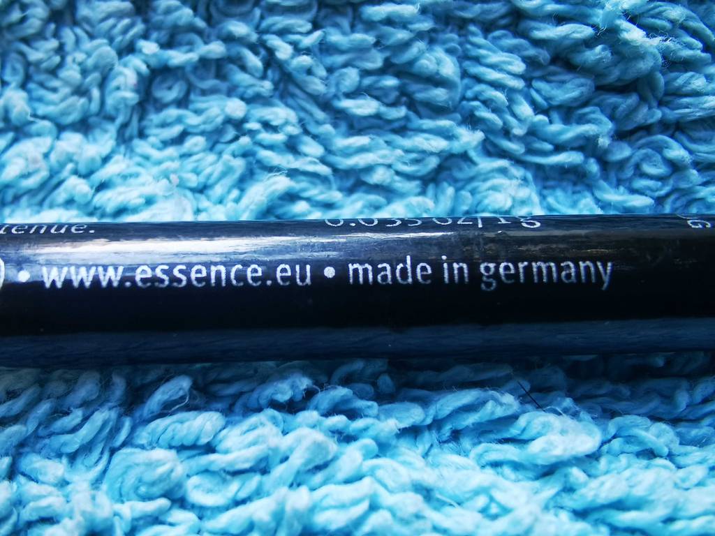 Kajalstift getestet: Ein schwarzer Stift liegt, mit Fokus auf sein Herstellungsland Deutschland, auf einem blauen Frotteestoff.