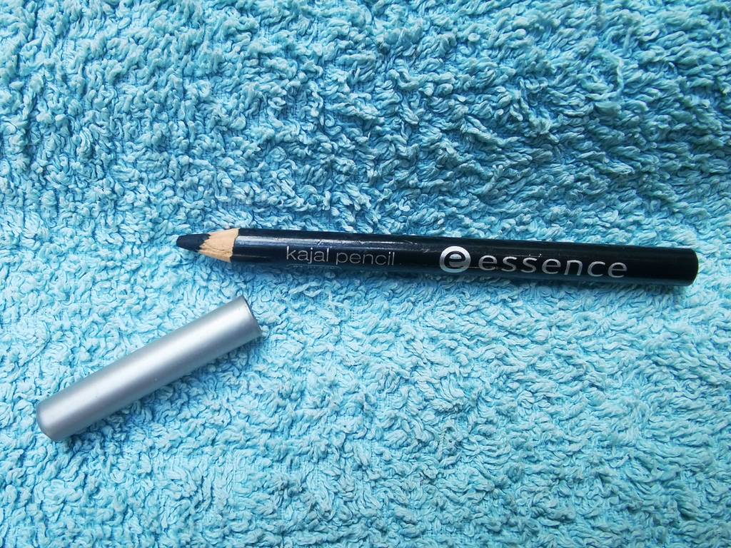 Kajalstifte im Test: Ein schwarzer Stift liegt geöffnet, mit Fokus auf den markennamen, auf dem blauen Frotteestoff.