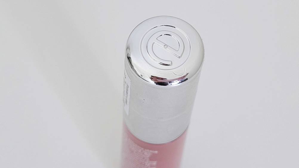 Detailansicht des silbernen Flaschendeckels von getestetem Lipgloss.
