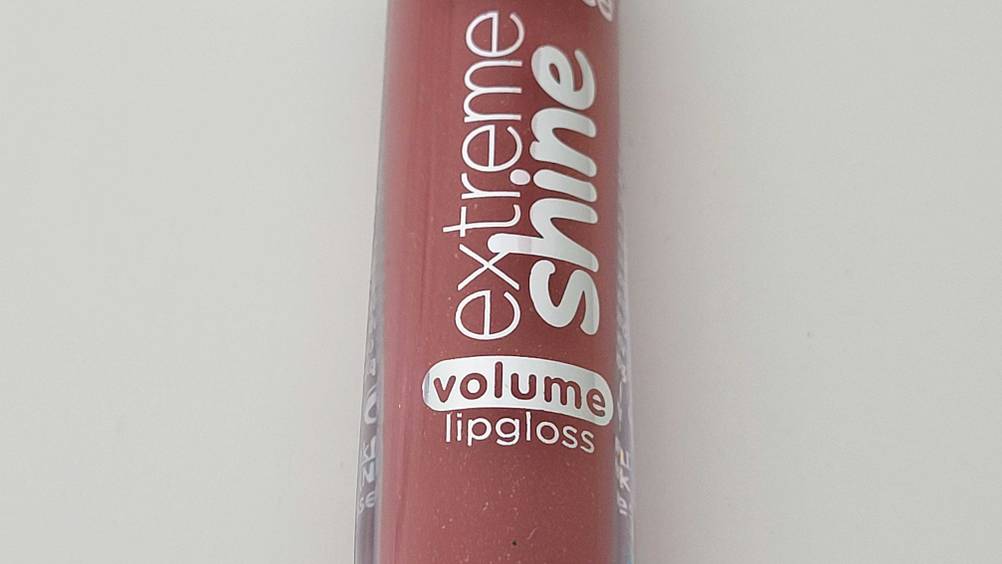Detailansicht der Bezeichnung auf einem Fläschchen getestetes Lipgloss.