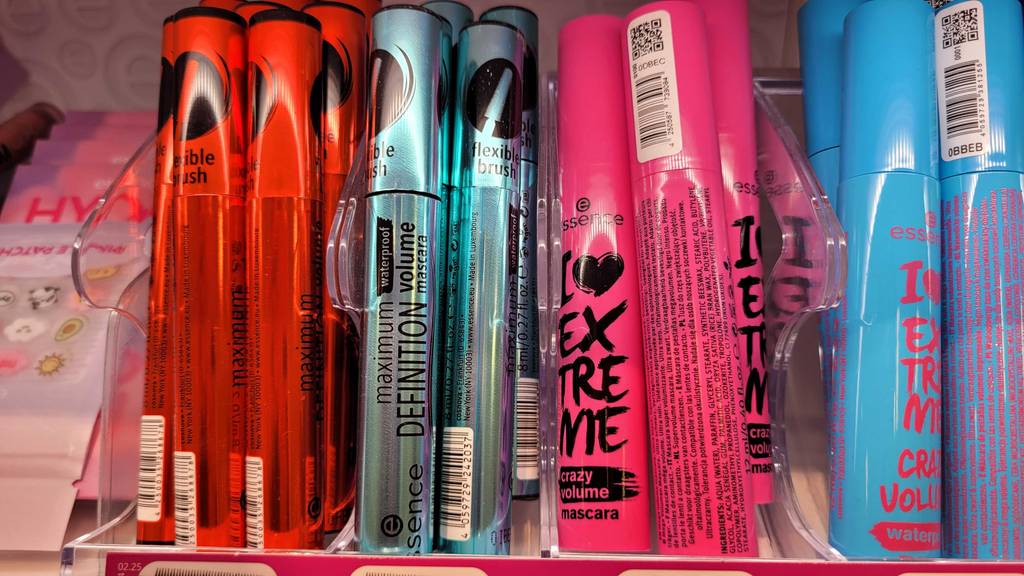 Volumen-Mascara im Test: Der Stift inklusive Bürste steht in einem Regal mit verschiedenen Volumen-Mascara.
