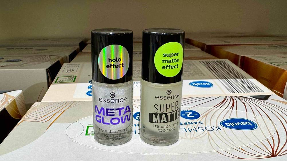 Zwei unterschiedliche Essence-Nagellacke im Test auf Kartonagen.