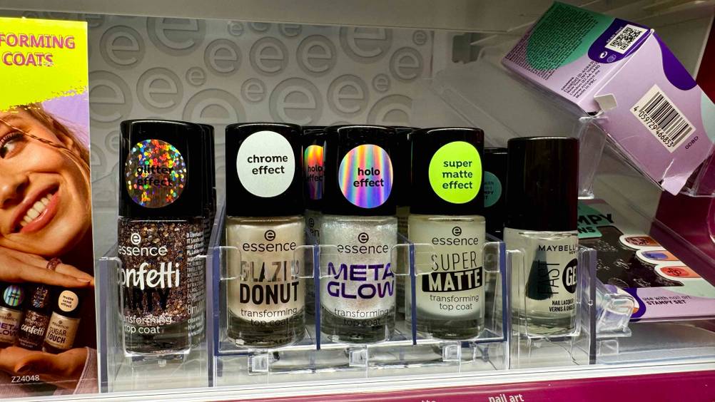 Essence-Nagellack getestet: Mehrere Fläschen stehen in einem Verkaufsregal.