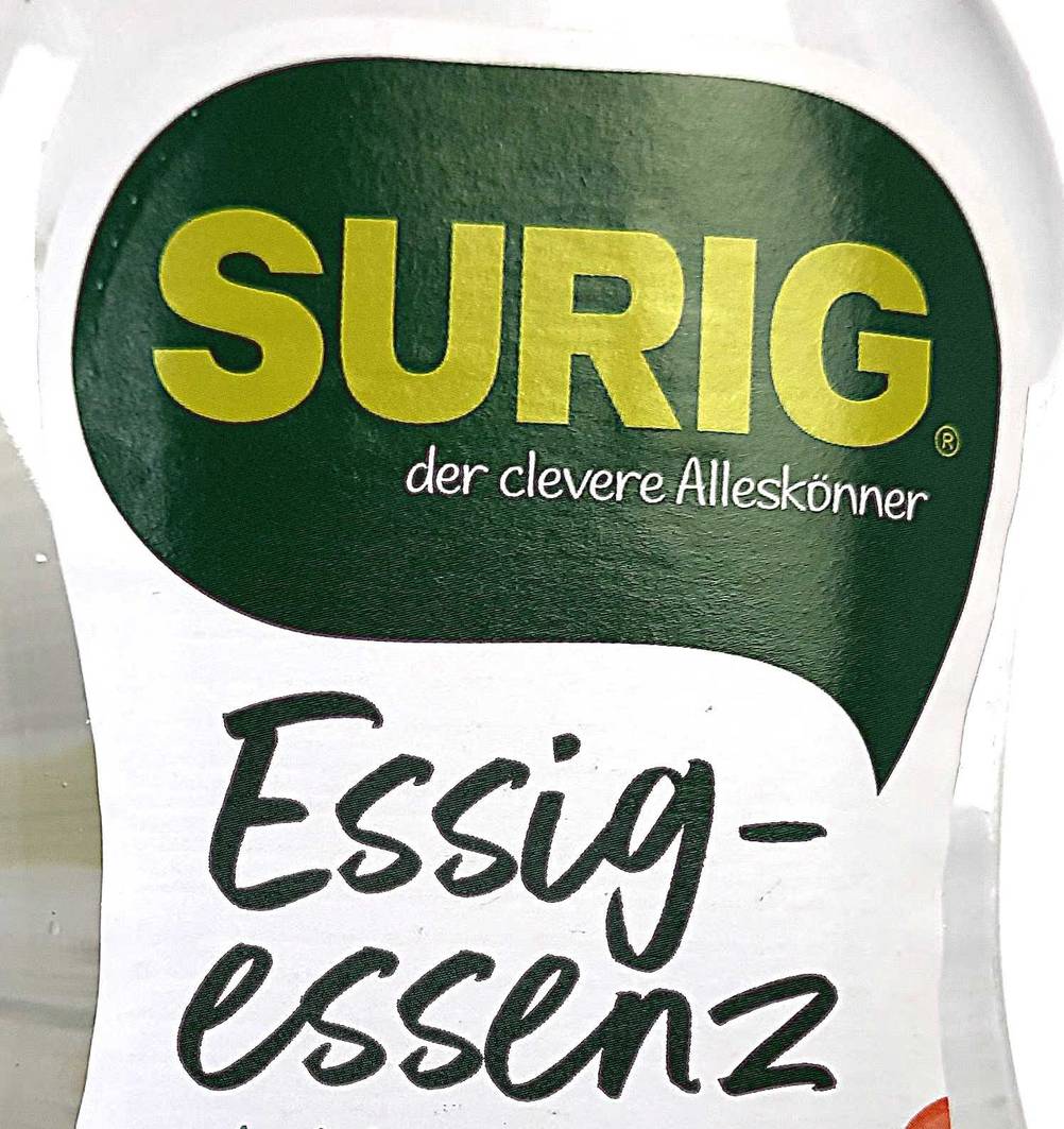 Essigessenz im Test: Nahaufnahme des Logos auf der Flasche.