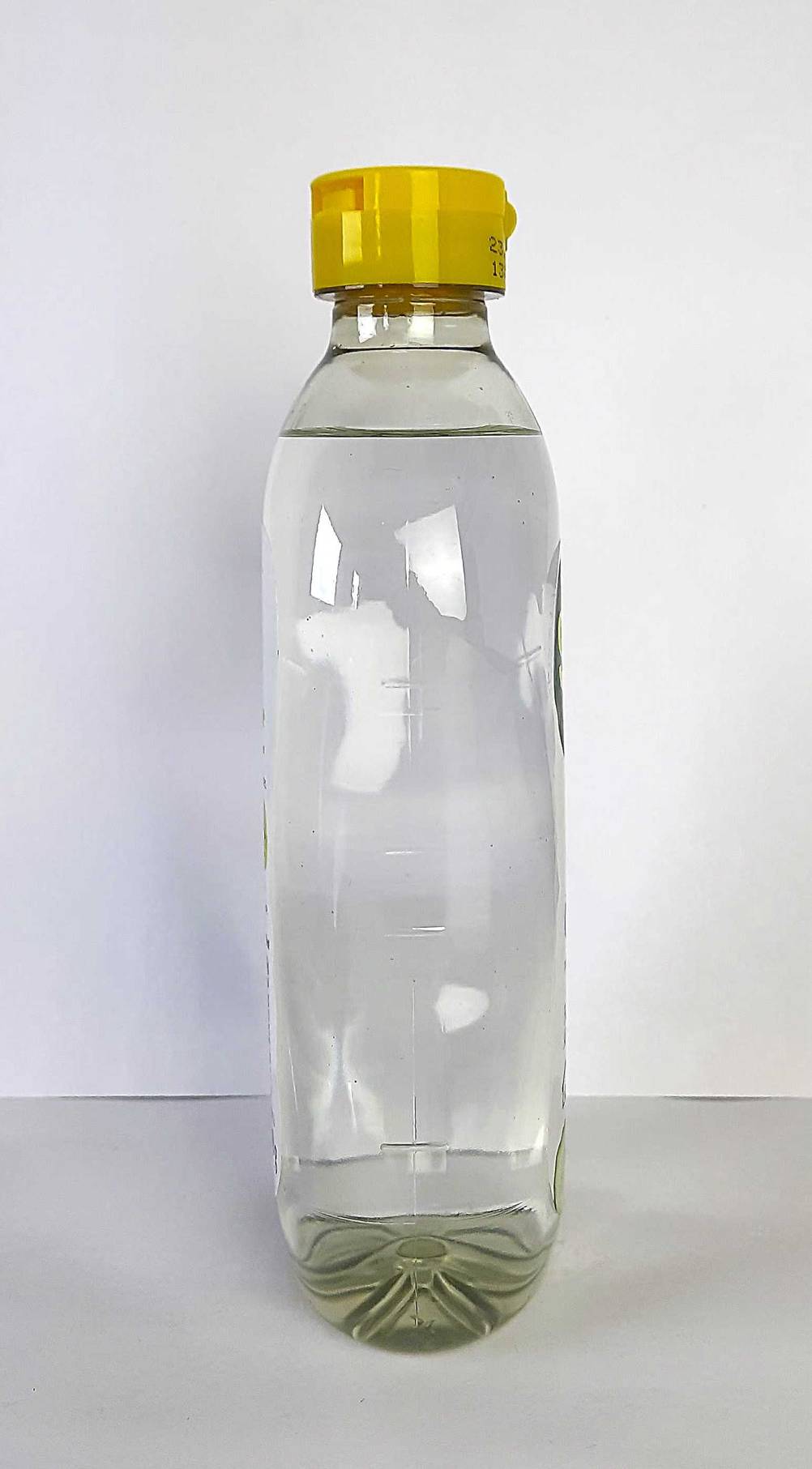 Seitenansicht der Flasche Essigessenz im Test vor einer hellen Wand.