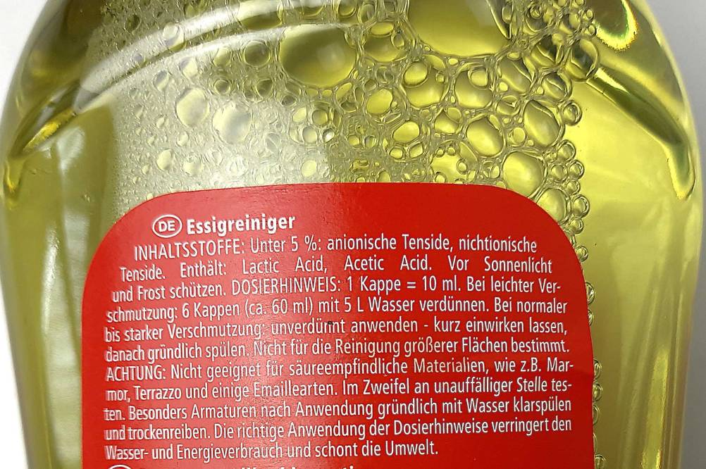 Essigreiniger getestet: Nahaufnahme der Informationen auf der Rückseite der Flasche.