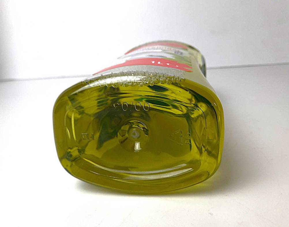 Essigreiniger im Test: Nahaufnahme des Bodens der Flasche.