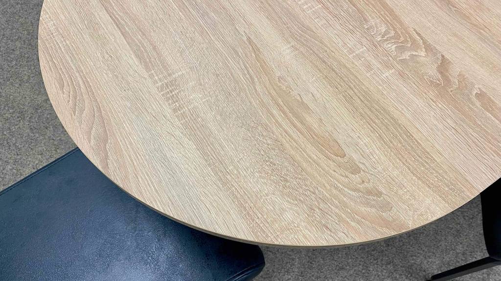 Getesteter Esstisch in ovaler Form aus Holz. 