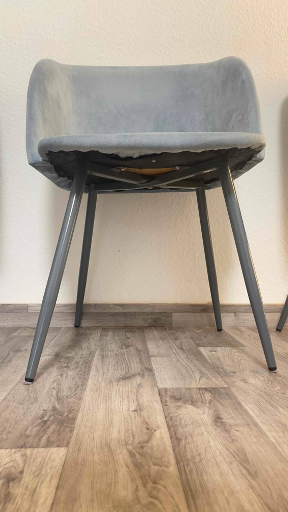 Der getestete Esszimmerstuhl von schräg unten vor einer hellen Wand.