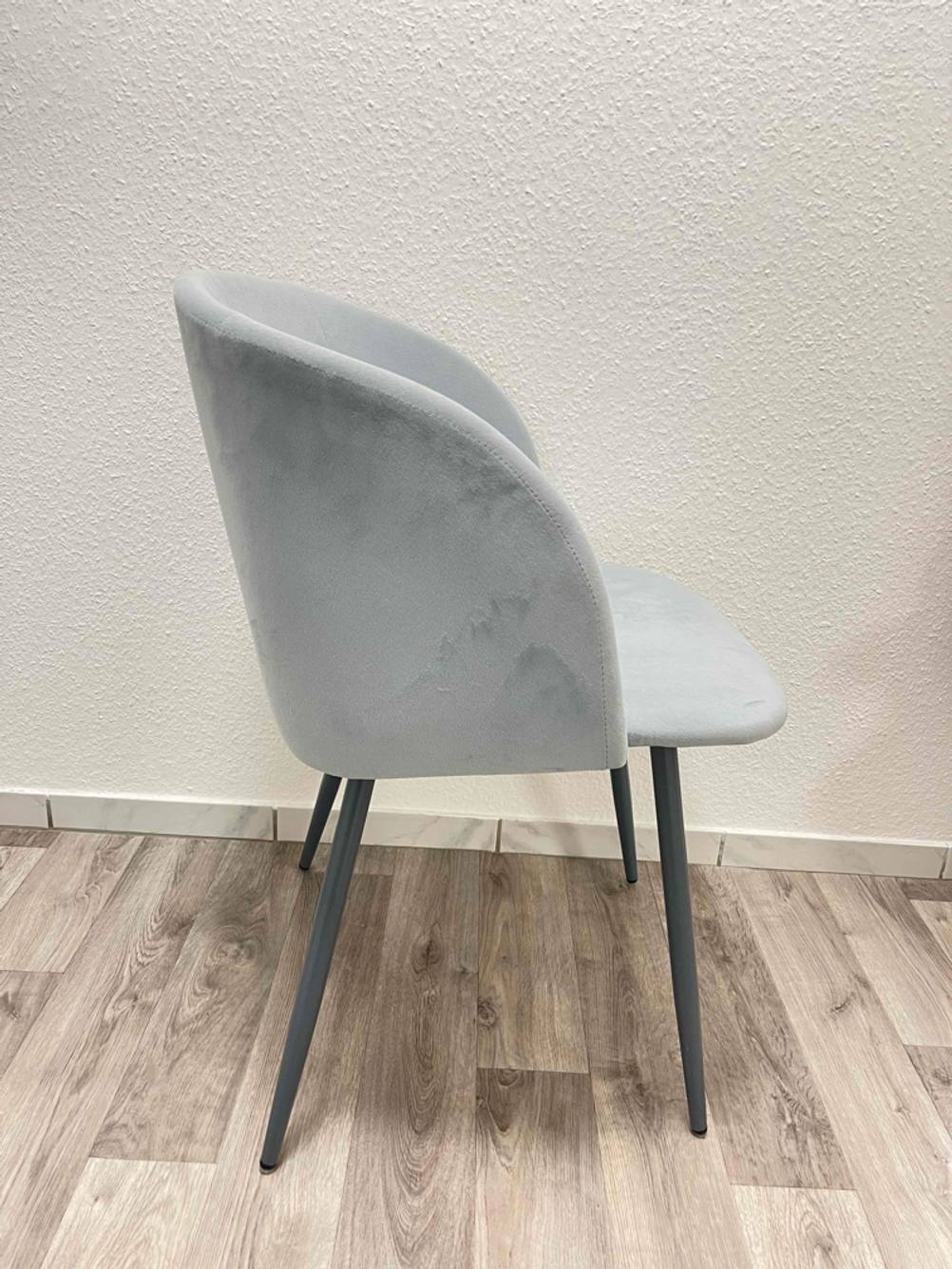 Seitenansicht des Esszimmerstuhls im Test vor einer hellen Wand.