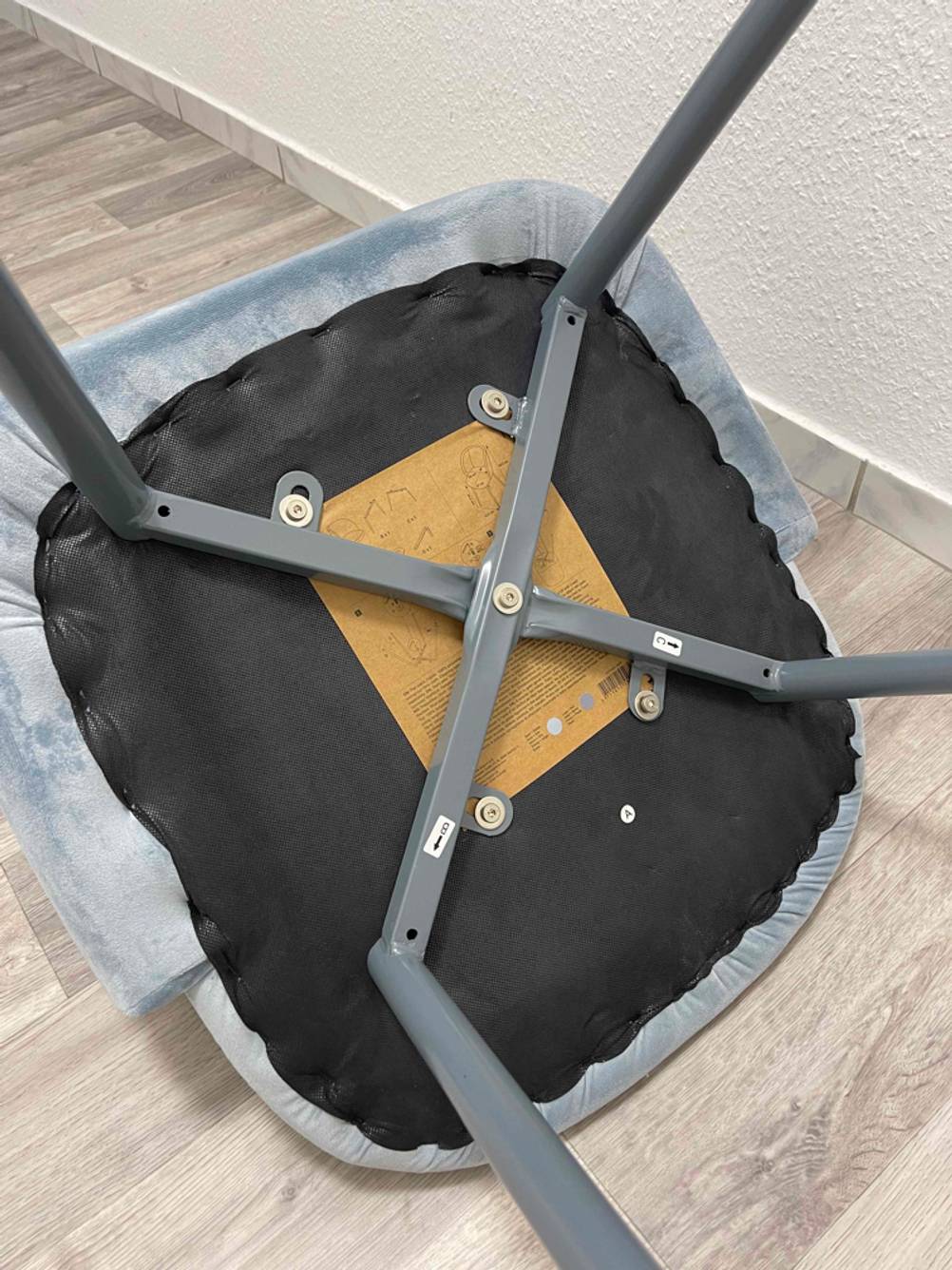 Esszimmerstuhl im Test: Ein Stuhl umgedreht von unten.