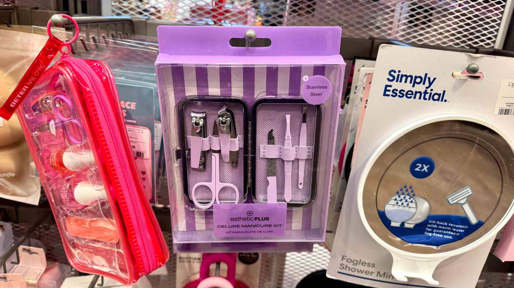 Getestet: Ein Nagelpflegeset in lilafarbener Verpackung hängt neben weiteren Pflegeprodukten an einem Verkaufsstand.