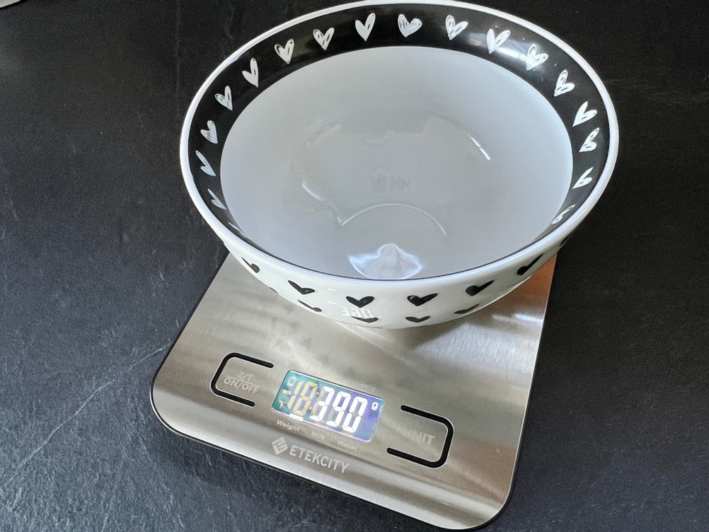 Weiße Schale auf Küchenwaage Etekcity Ek6020.
