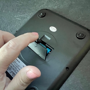 Batteriefach hinten bei der Küchenwaage Etekcity Ek6020.