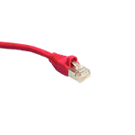 RJ45-Stecker an einem Ethernet-Kabel